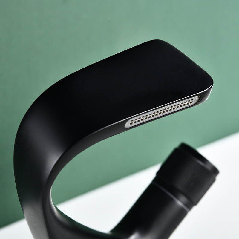 Badarmatur mit Wasserfalloptik