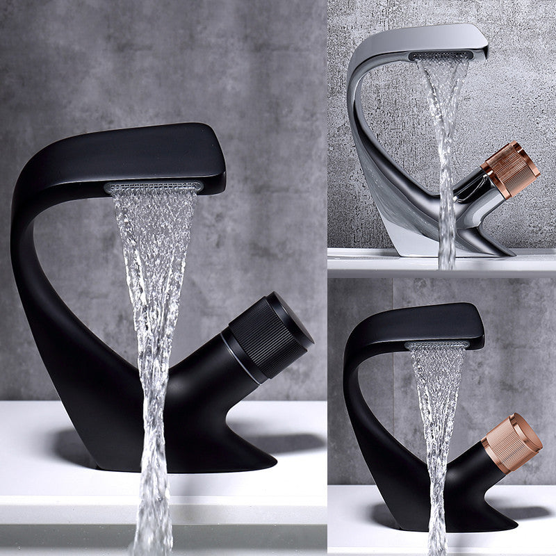 Badarmatur mit Wasserfalloptik